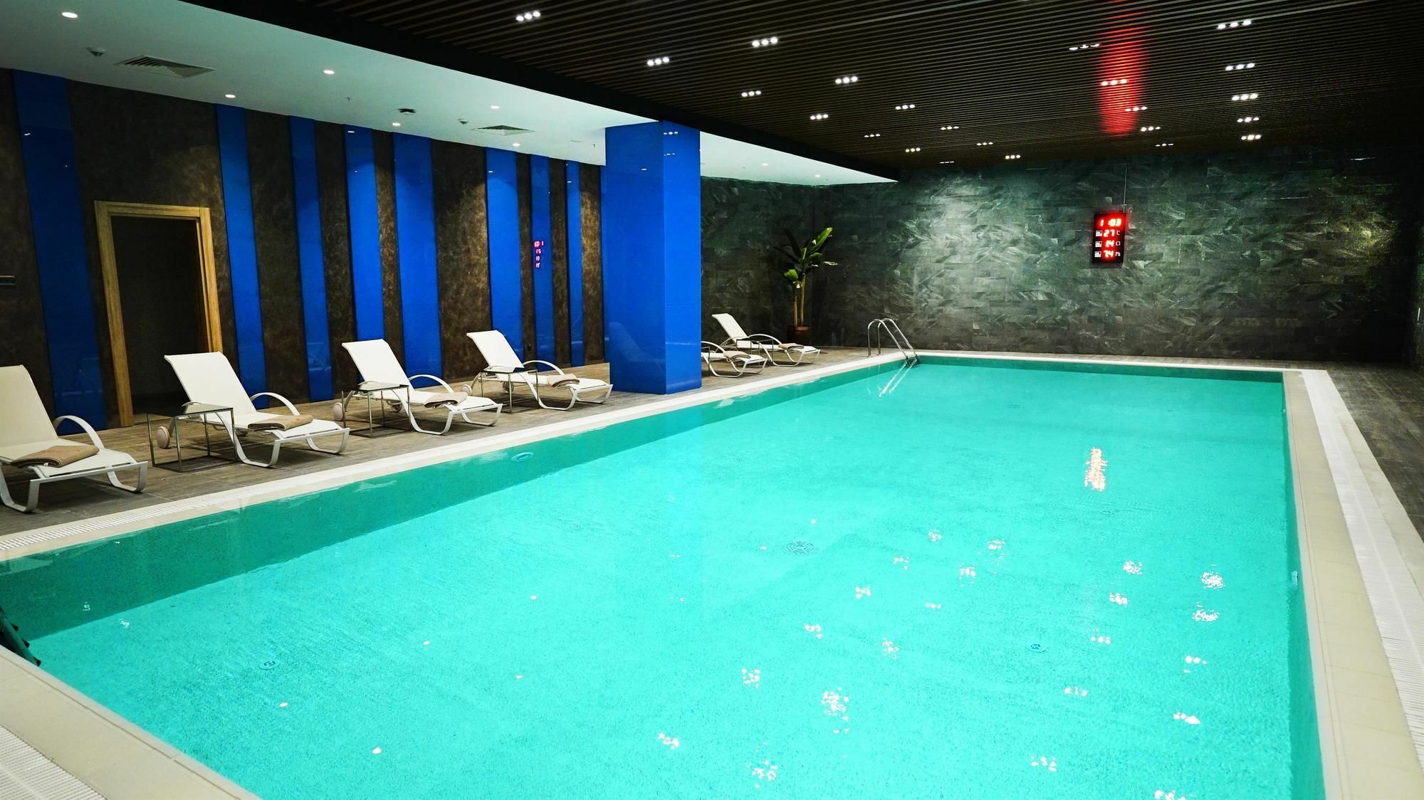 Tryp By Wyndham Istanbul Basin Ekspres Hotel Exterior photo The pool at the hotel