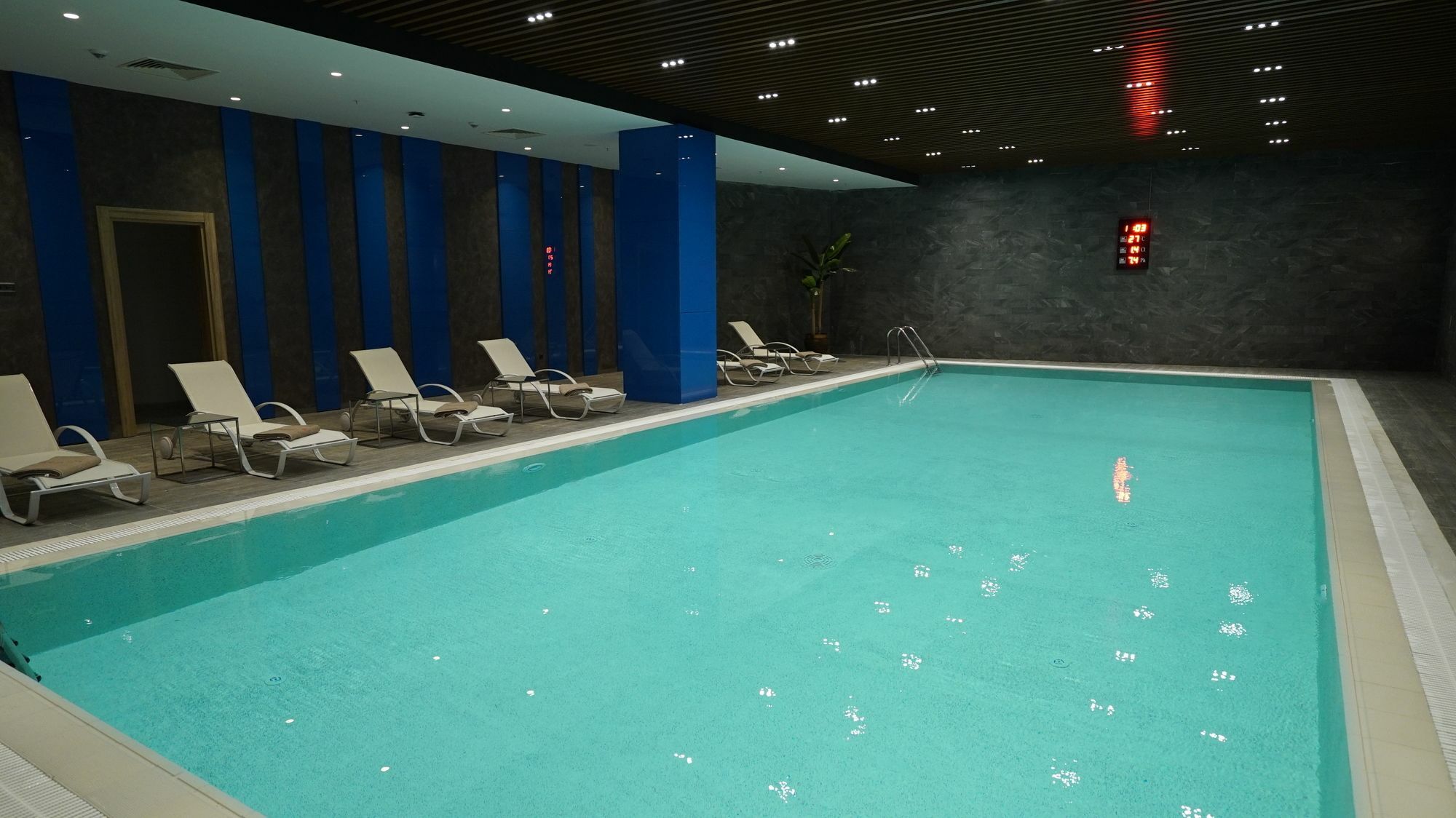 Tryp By Wyndham Istanbul Basin Ekspres Hotel Exterior photo The pool at the hotel